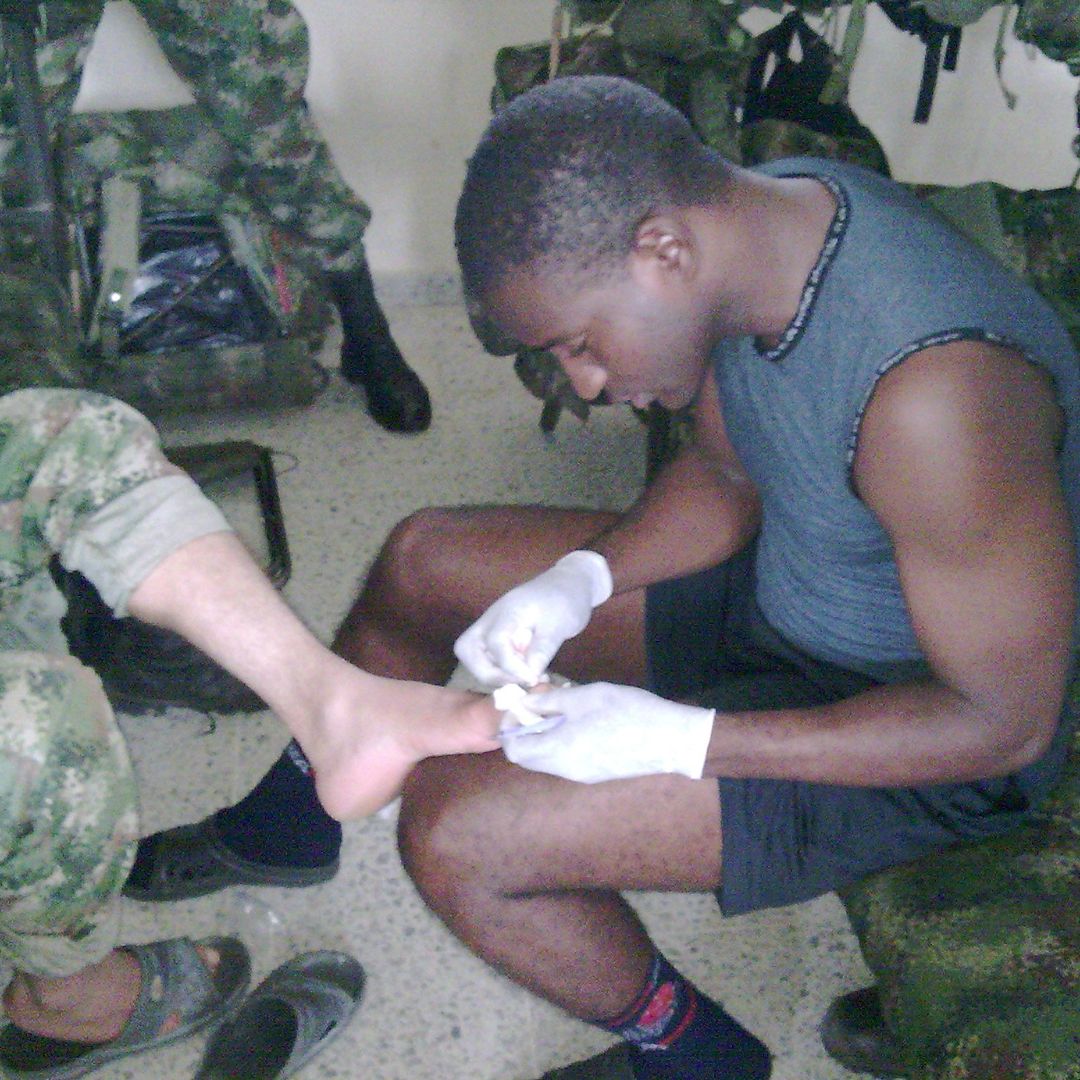 Foto de Falcon atendiendo un herido, cuando fue enfermero militar