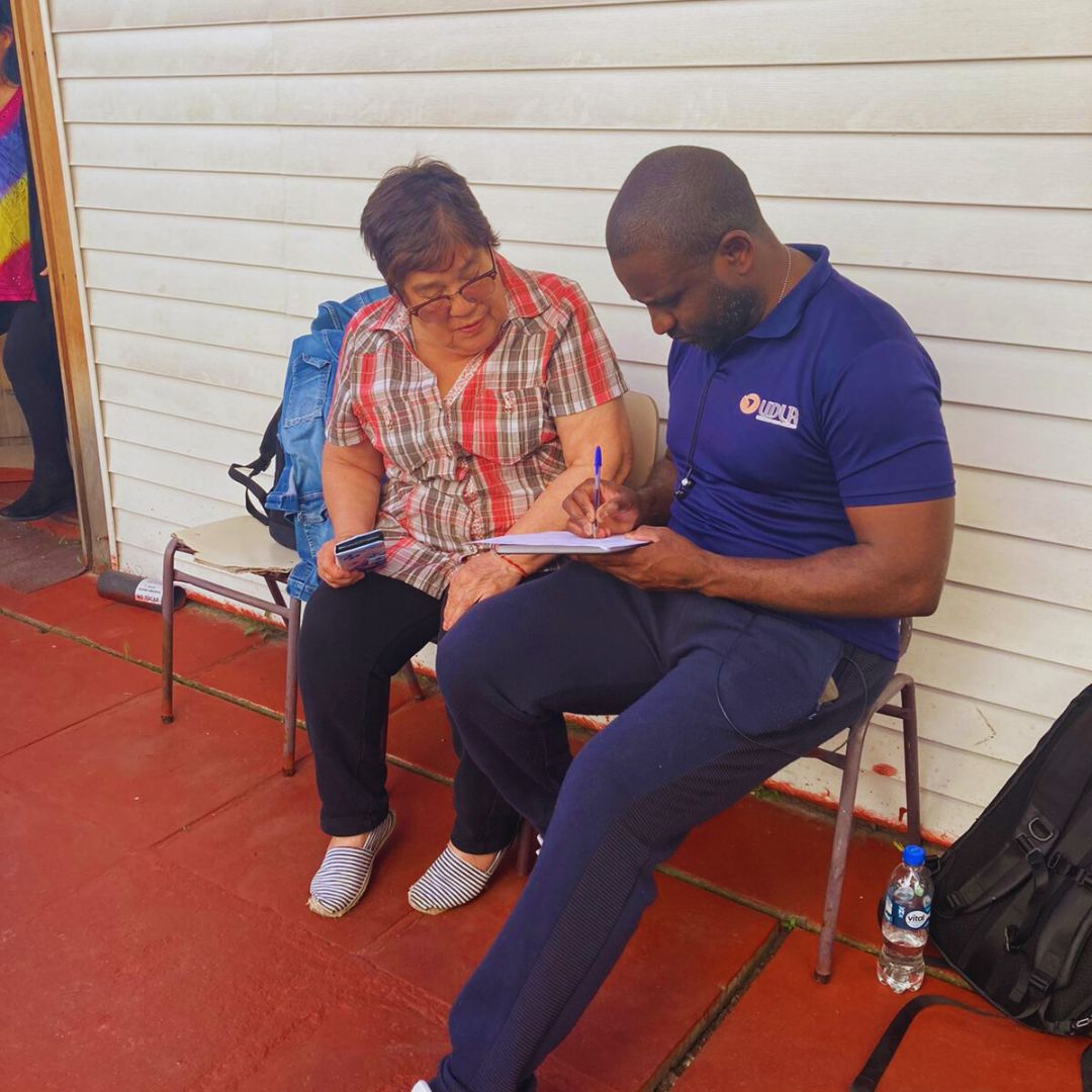 Foto de Falcon haciendo salud comunitaria